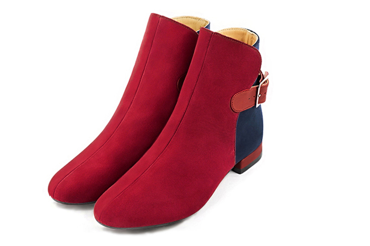 Boots femme : Boots avec des boucles à l'arrière couleur rouge carmin et bleu marine. Bout rond. Talon plat bottier Vue avant - Florence KOOIJMAN