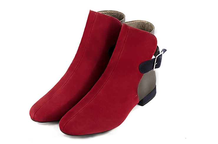 Boots femme : Boots avec des boucles à l'arrière couleur rouge carmin, marron taupe et bleu marine. Bout rond. Talon plat bottier Vue avant - Florence KOOIJMAN