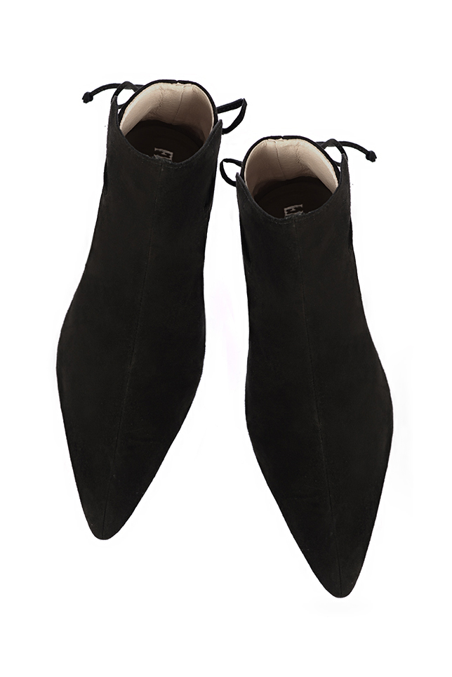 Boots femme : Bottines lacets à l'arrière couleur noir mat. Bout effilé. Talon mi-haut bobine. Vue du dessus - Florence KOOIJMAN