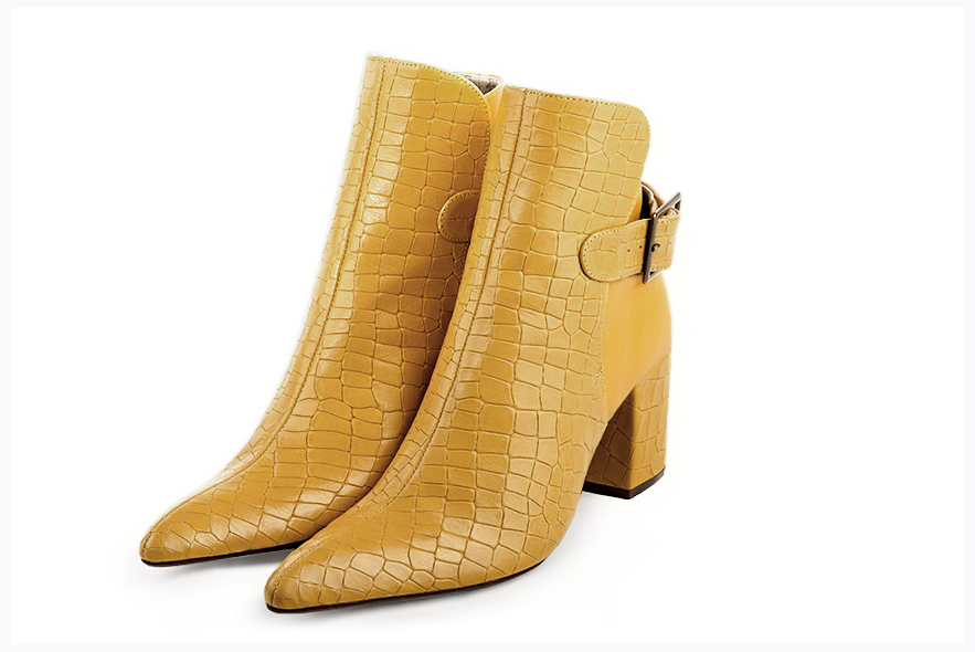 Boots femme : Boots avec des boucles à l'arrière couleur jaune ocre. Bout effilé. Talon mi-haut bottier Vue avant - Florence KOOIJMAN