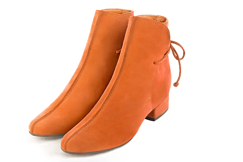 Boots femme : Bottines lacets à l'arrière couleur orange clémentine. Bout rond. Petit talon bottier Vue avant - Florence KOOIJMAN