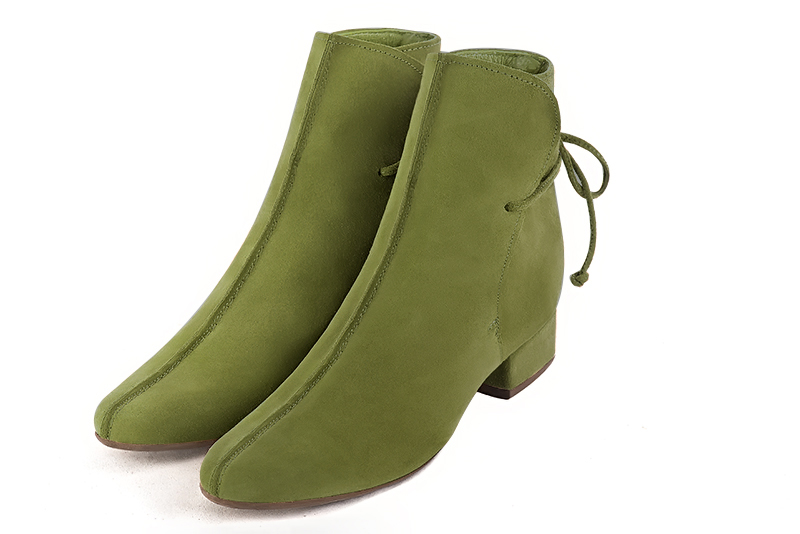 Boots femme : Bottines lacets à l'arrière couleur vert pistache. Bout rond. Petit talon bottier Vue avant - Florence KOOIJMAN
