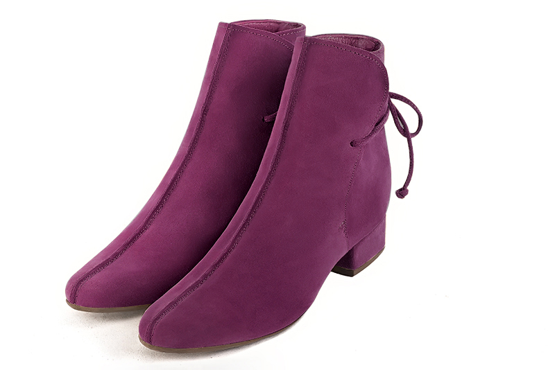 Boots femme : Bottines lacets à l'arrière couleur violet myrtille. Bout rond. Petit talon bottier Vue avant - Florence KOOIJMAN
