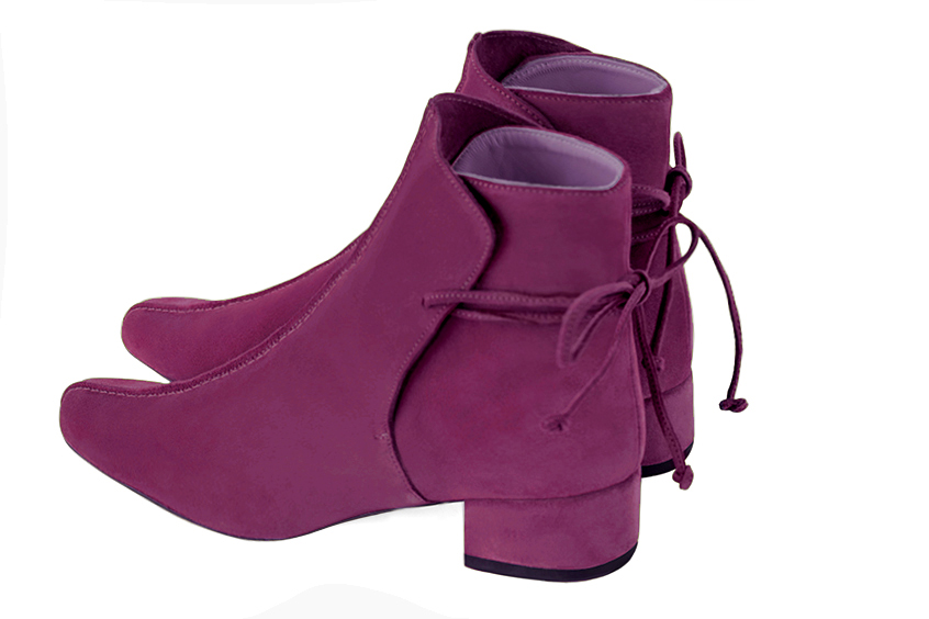 Boots femme : Bottines lacets à l'arrière couleur violet myrtille. Bout rond. Petit talon bottier. Vue arrière - Florence KOOIJMAN