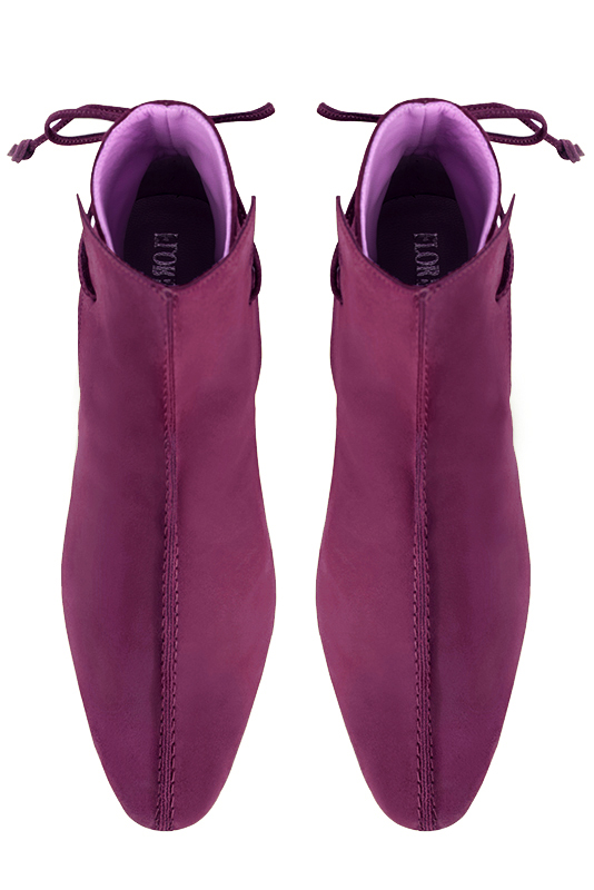 Boots femme : Bottines lacets à l'arrière couleur violet myrtille. Bout rond. Petit talon bottier. Vue du dessus - Florence KOOIJMAN