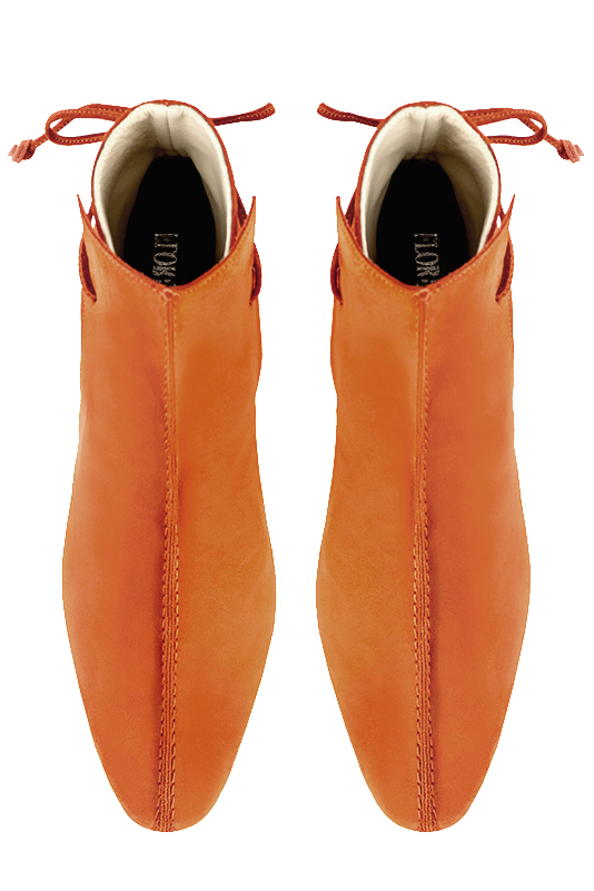 Boots femme : Bottines lacets à l'arrière couleur orange clémentine. Bout rond. Petit talon bottier. Vue du dessus - Florence KOOIJMAN