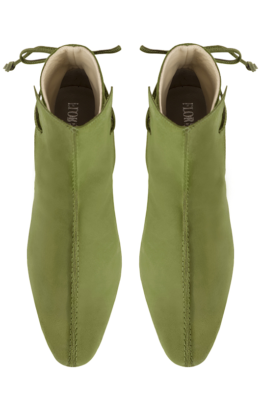 Boots femme : Bottines lacets à l'arrière couleur vert pistache. Bout rond. Petit talon bottier. Vue du dessus - Florence KOOIJMAN