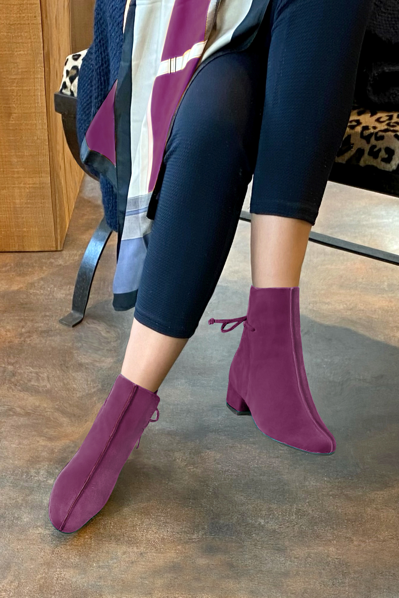 Boots femme : Bottines lacets à l'arrière couleur violet myrtille. Bout rond. Petit talon bottier. Vue porté - Florence KOOIJMAN