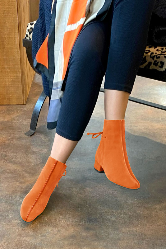 Boots femme : Bottines lacets à l'arrière couleur orange clémentine. Bout rond. Petit talon bottier. Vue porté - Florence KOOIJMAN