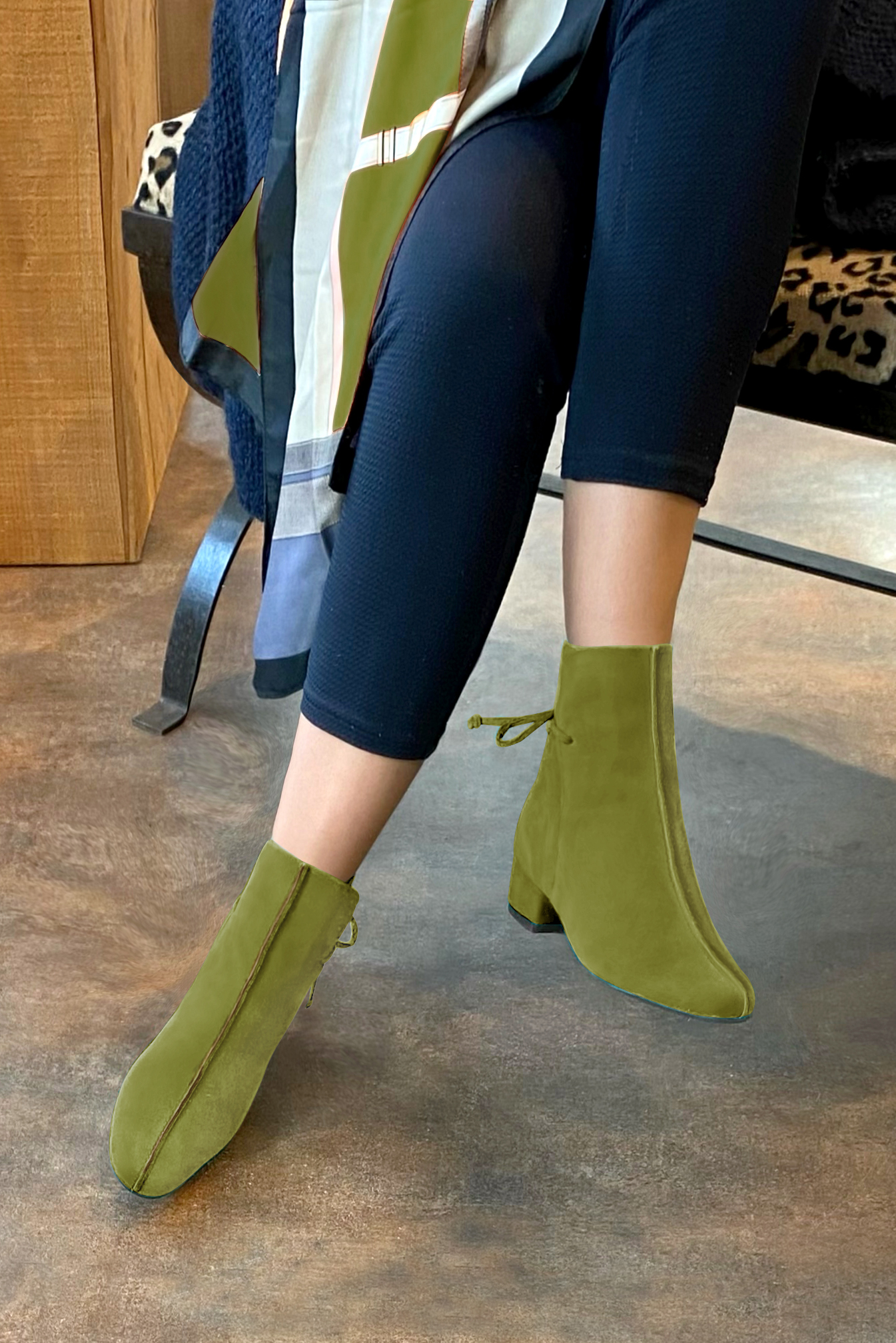 Boots femme : Bottines lacets à l'arrière couleur vert pistache. Bout rond. Petit talon bottier. Vue porté - Florence KOOIJMAN