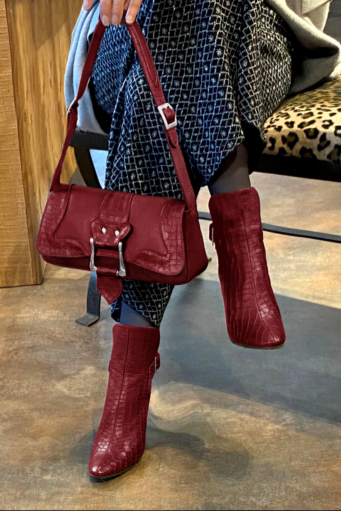 Boots femme : Boots avec des boucles à l'arrière couleur rouge bordeaux. Bout rond. Talon haut trotteur. Vue porté - Florence KOOIJMAN