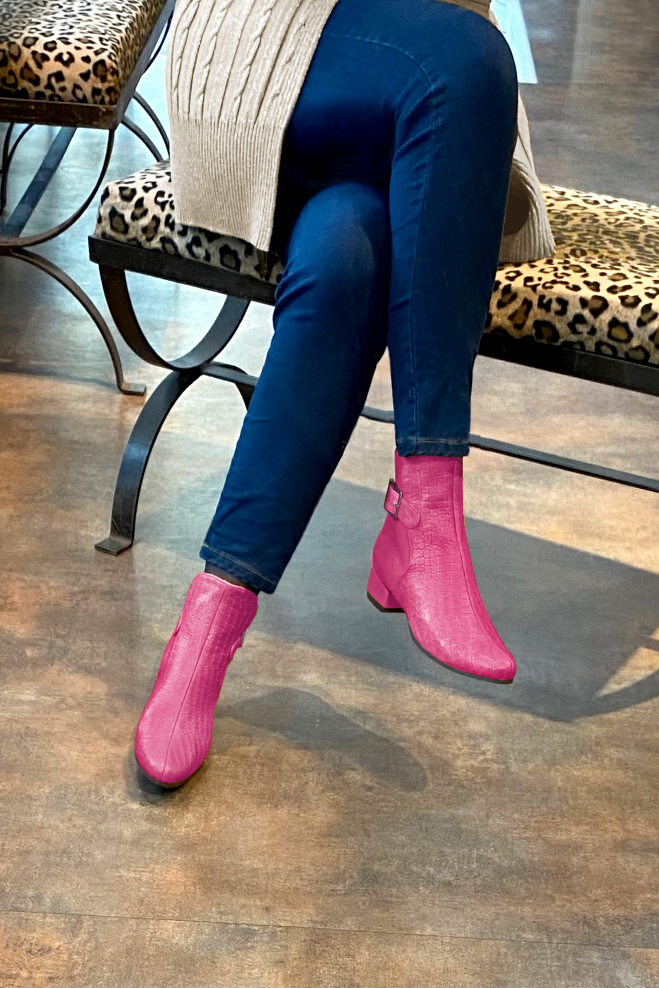 Boots femme : Boots avec des boucles à l'arrière couleur rose fuchsia. Bout rond. Petit talon bottier. Vue porté - Florence KOOIJMAN