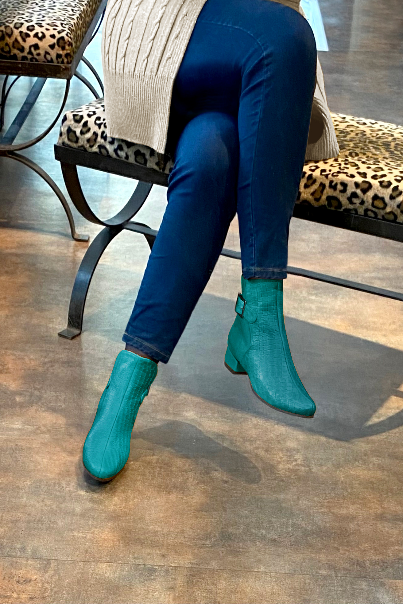Boots femme : Boots avec des boucles à l'arrière couleur bleu turquoise. Bout rond. Petit talon bottier. Vue porté - Florence KOOIJMAN