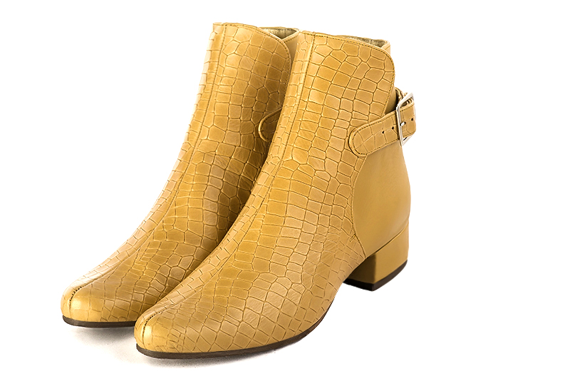 Boots femme : Boots avec des boucles à l'arrière couleur jaune ocre. Bout rond. Petit talon bottier Vue avant - Florence KOOIJMAN