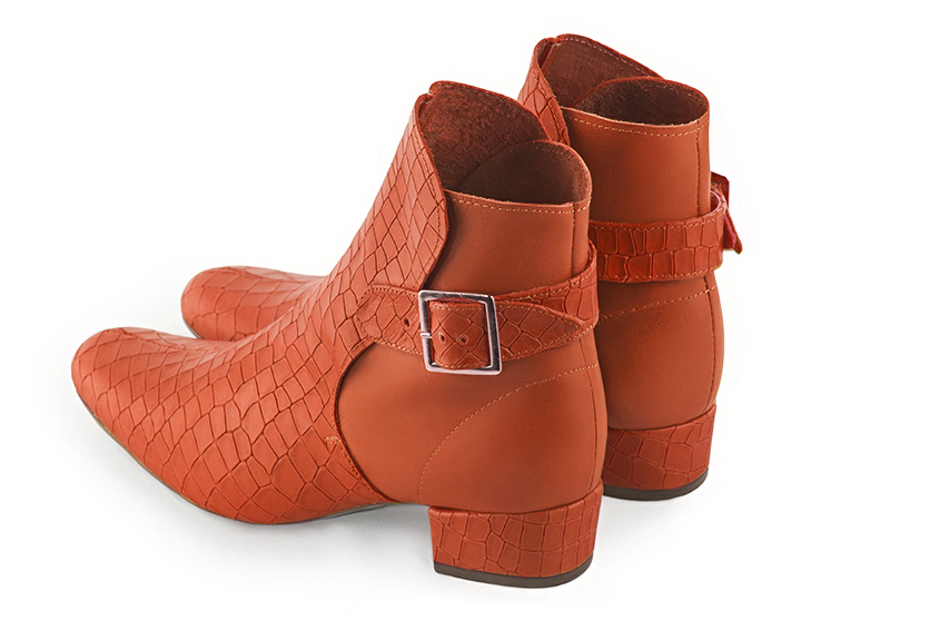 Boots femme : Boots avec des boucles à l'arrière couleur orange corail. Bout rond. Petit talon bottier. Vue arrière - Florence KOOIJMAN