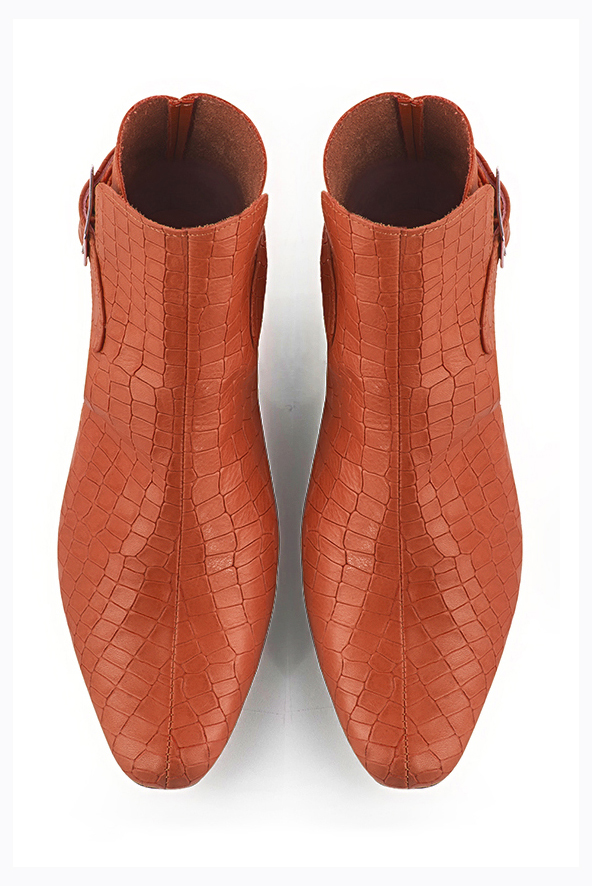 Boots femme : Boots avec des boucles à l'arrière couleur orange corail. Bout rond. Petit talon bottier. Vue du dessus - Florence KOOIJMAN