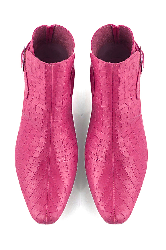 Boots femme : Boots avec des boucles à l'arrière couleur rose fuchsia. Bout rond. Petit talon bottier. Vue du dessus - Florence KOOIJMAN