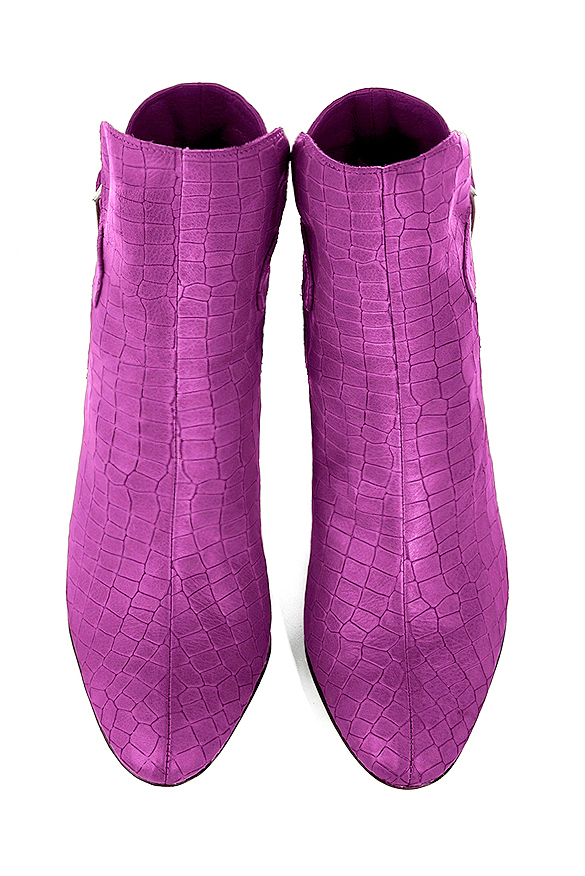 Boots femme : Boots avec des boucles à l'arrière couleur violet mauve. Bout rond. Talon haut trotteur. Vue du dessus - Florence KOOIJMAN