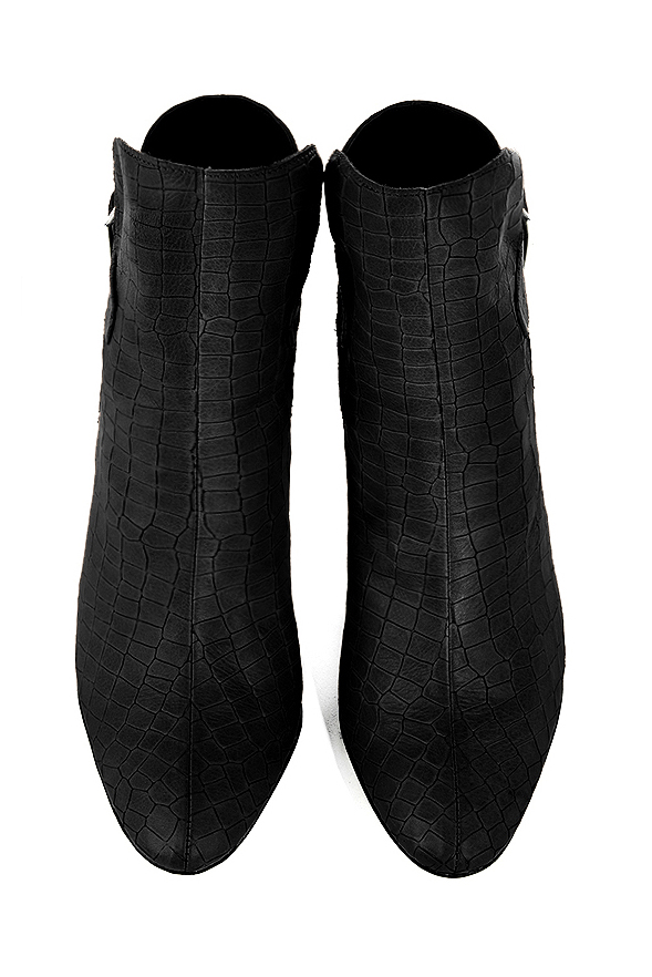 Boots femme : Boots avec des boucles à l'arrière couleur noir satiné. Bout rond. Talon haut trotteur. Vue du dessus - Florence KOOIJMAN
