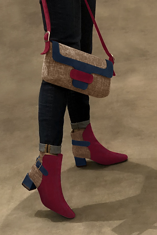 Boots femme : Boots avec des boucles à l'arrière couleur rouge bordeaux, marron caramel et bleu marine. Bout carré. Talon mi-haut bottier. Vue porté - Florence KOOIJMAN