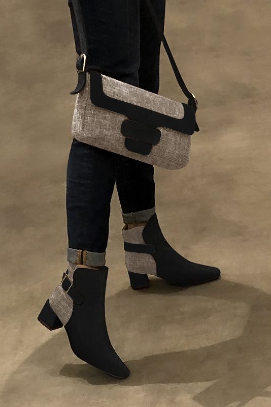 Boots femme : Boots avec des boucles à l'arrière couleur noir mat et beige sahara. Bout carré. Talon mi-haut bottier. Vue porté - Florence KOOIJMAN