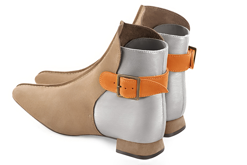 Boots femme : Boots avec des boucles à l'arrière couleur beige sahara, argent platine et orange abricot. Bout carré. Talon plat évasé. Vue arrière - Florence KOOIJMAN