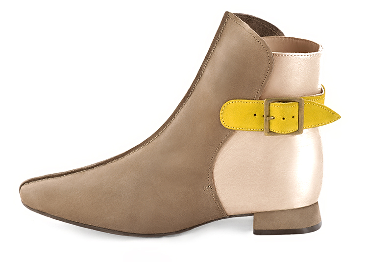 Boots femme : Boots avec des boucles à l'arrière couleur beige sahara, or doré et jaune soleil. Bout carré. Talon plat évasé. Vue de profil - Florence KOOIJMAN