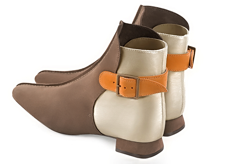Boots femme : Boots avec des boucles à l'arrière couleur marron chocolat, or doré et orange abricot. Bout carré. Talon plat évasé. Vue arrière - Florence KOOIJMAN