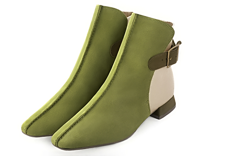 Boots femme : Boots avec des boucles à l'arrière couleur vert pistache et or doré. Bout carré. Talon plat évasé Vue avant - Florence KOOIJMAN