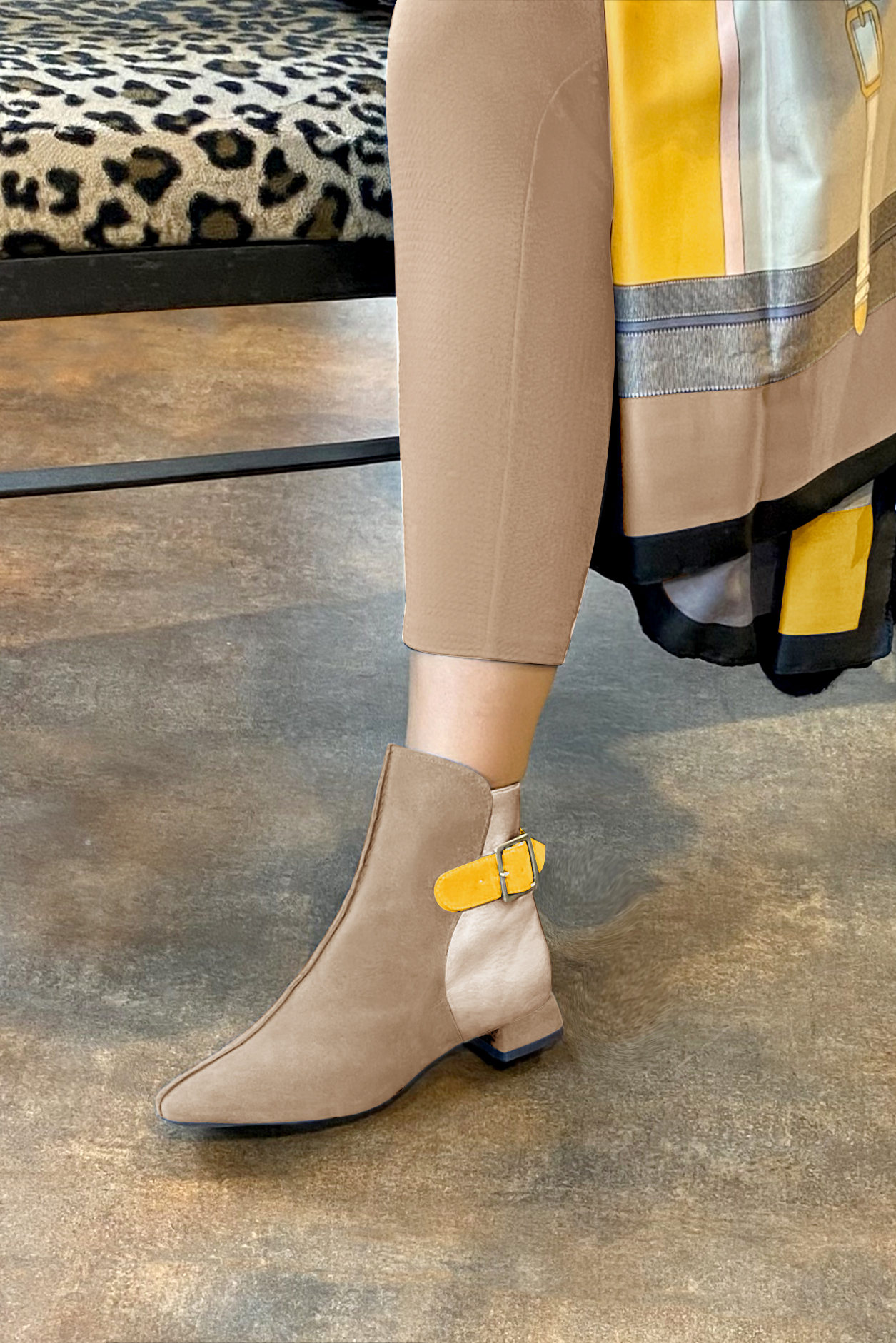 Boots femme : Boots avec des boucles à l'arrière couleur beige sahara, or doré et jaune soleil. Bout carré. Talon plat évasé. Vue porté - Florence KOOIJMAN