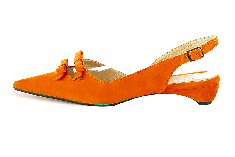 Chaussure femme à brides :  couleur orange clémentine. Bout pointu. Talon plat trotteur. Vue de profil - Florence KOOIJMAN