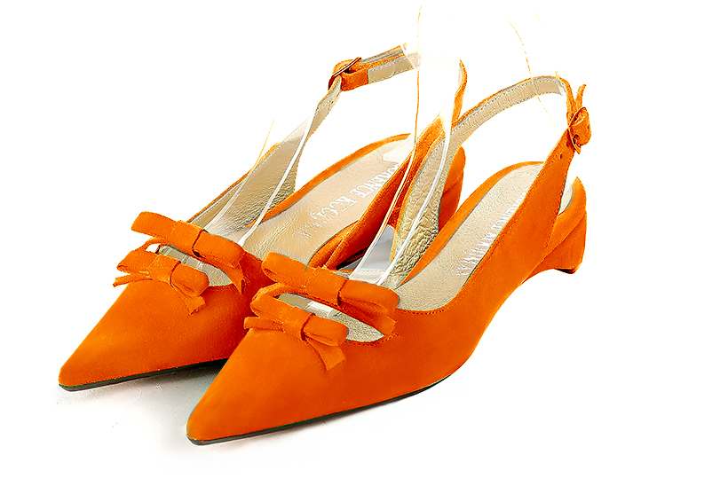 Chaussure femme à brides :  couleur orange clémentine. Bout pointu. Talon plat trotteur Vue avant - Florence KOOIJMAN