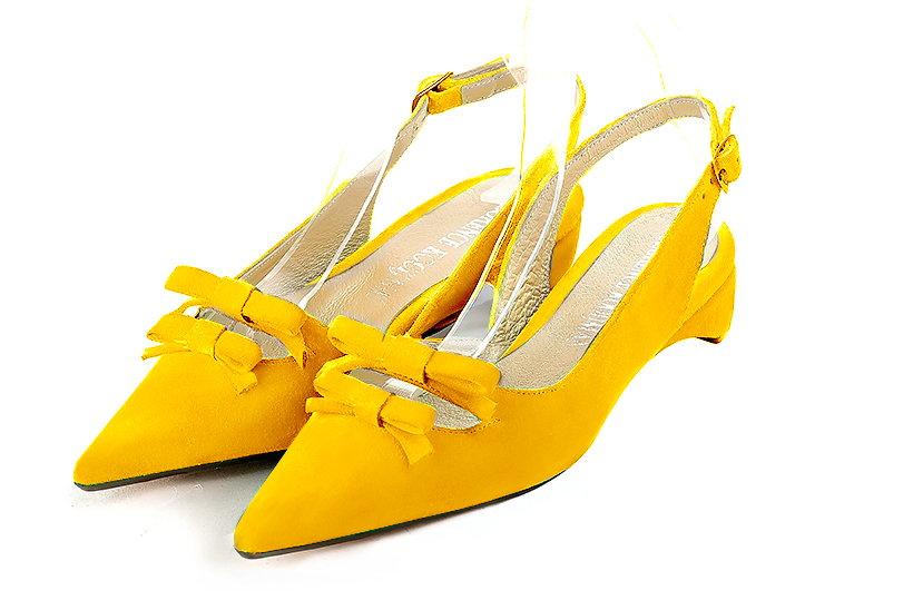 Chaussure femme à brides :  couleur jaune soleil. Bout pointu. Talon plat trotteur Vue avant - Florence KOOIJMAN