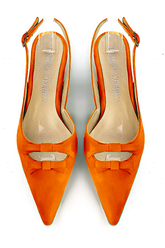 Chaussure femme à brides :  couleur orange clémentine. Bout pointu. Talon plat trotteur. Vue du dessus - Florence KOOIJMAN