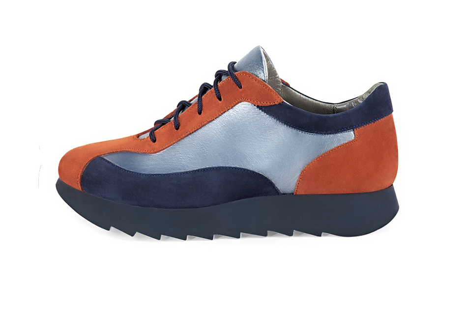 Basket femme habillée : Sneaker urbain tricolore couleur orange corail et bleu denim. Semelle épaisse. Doublure cuir. Vue de profil - Florence KOOIJMAN