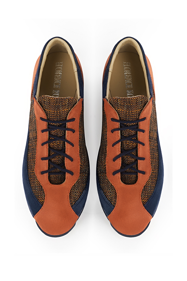 Basket femme habillée : Sneaker urbain tricolore couleur orange corail et bleu marine. Semelle fine. Doublure cuir. Vue du dessus - Florence KOOIJMAN