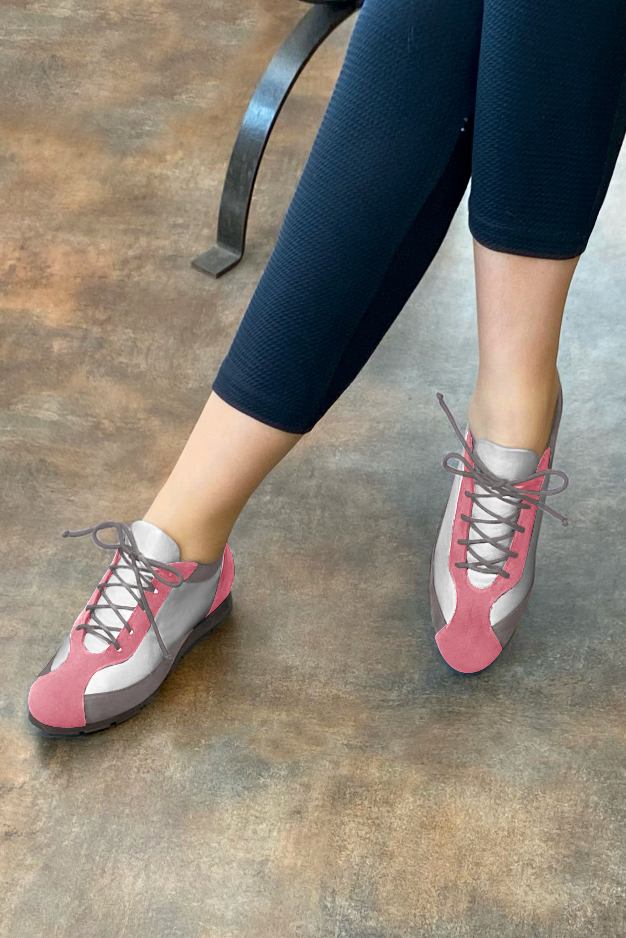 Basket femme habillée : Sneaker urbain bicolore couleur rose camélia, argent platine et gris galet. Semelle fine. Doublure cuir. Vue porté - Florence KOOIJMAN
