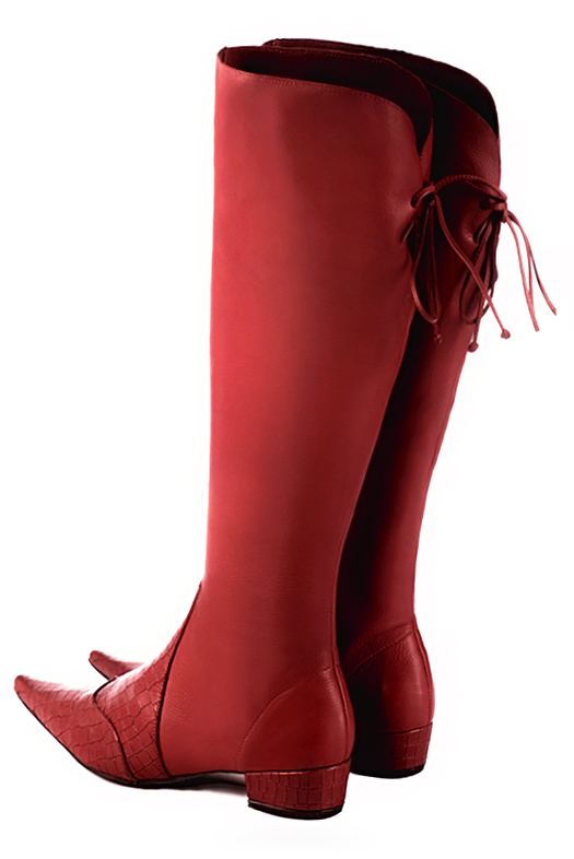 Botte femme : Bottes femme avec des lacets arrières sur mesures couleur rouge coquelicot. Bout pointu. Petit talon bottier. Vue arrière - Florence KOOIJMAN