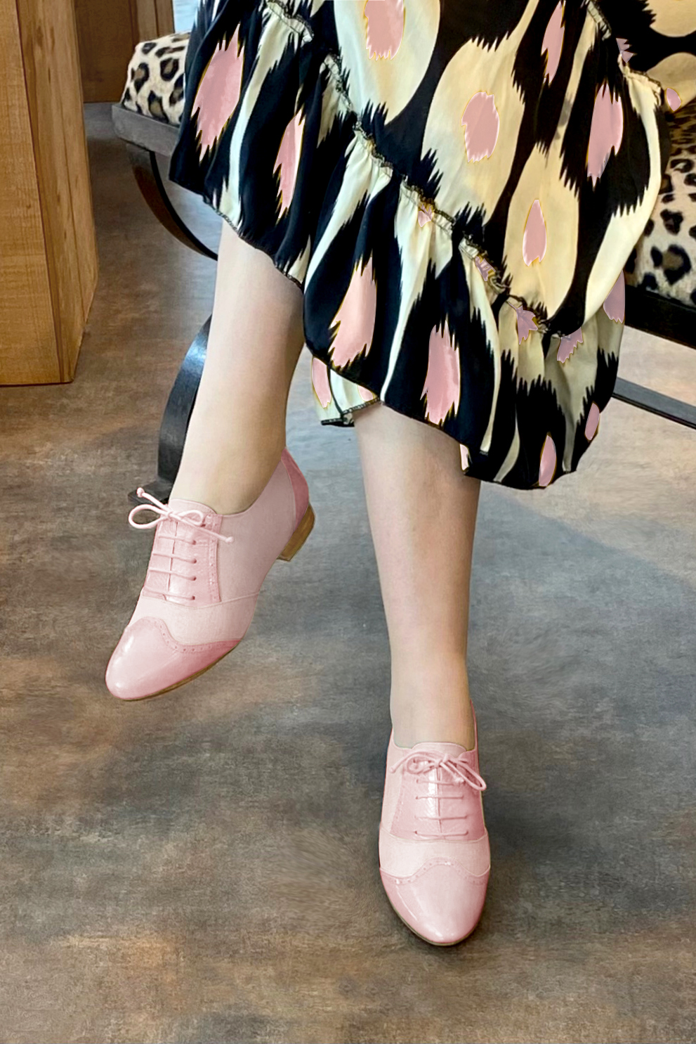 Chaussure femme à lacets : Derby original couleur rose pâle.. Vue porté - Florence KOOIJMAN