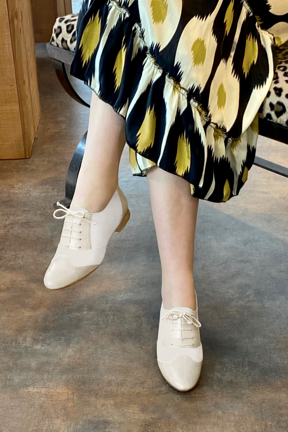 Chaussure femme à lacets : Derby original couleur blanc ivoire.. Vue porté - Florence KOOIJMAN
