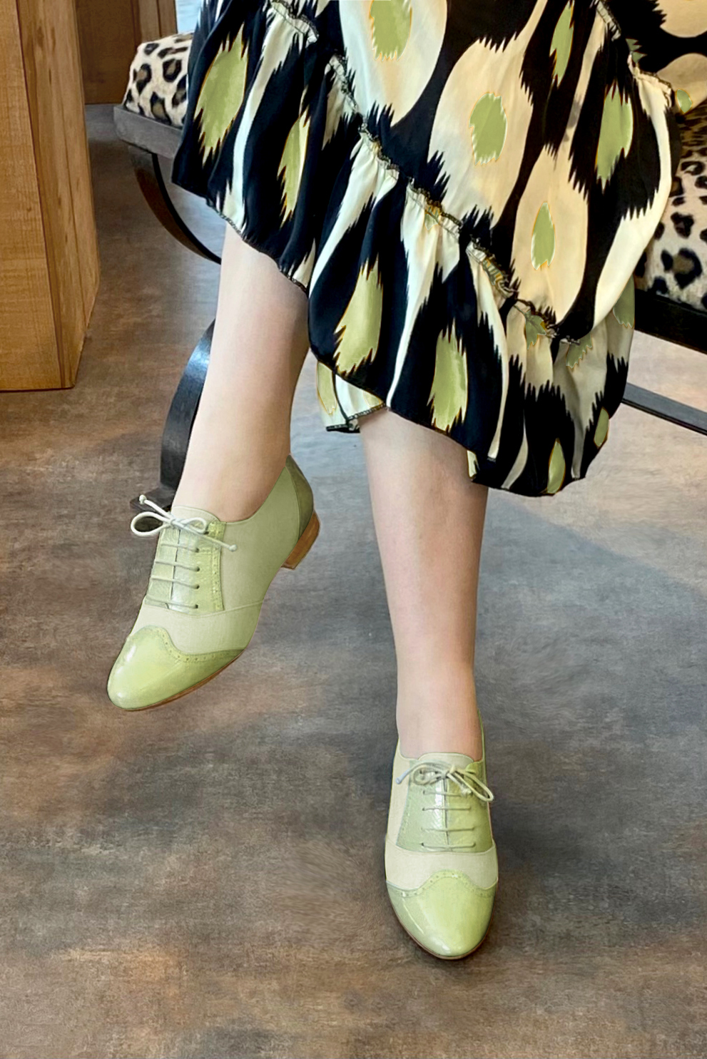 Chaussure femme à lacets : Derby original couleur vert tilleul.. Vue porté - Florence KOOIJMAN