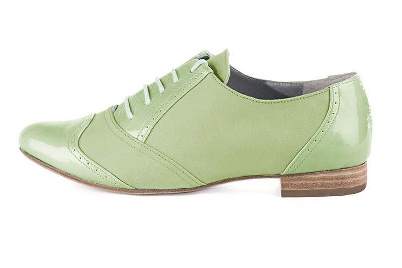 Chaussure femme à lacets : Derby original couleur vert tilleul. Bout rond. Semelle cuir talon plat. Vue de profil - Florence KOOIJMAN