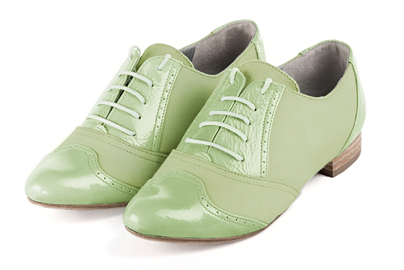 Chaussure femme à lacets : Derby original couleur vert tilleul. Bout rond. Semelle cuir talon plat Vue avant - Florence KOOIJMAN