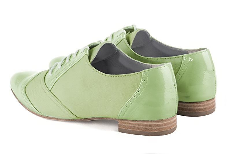 Chaussure femme à lacets : Derby original couleur vert tilleul. Bout rond. Semelle cuir talon plat. Vue arrière - Florence KOOIJMAN