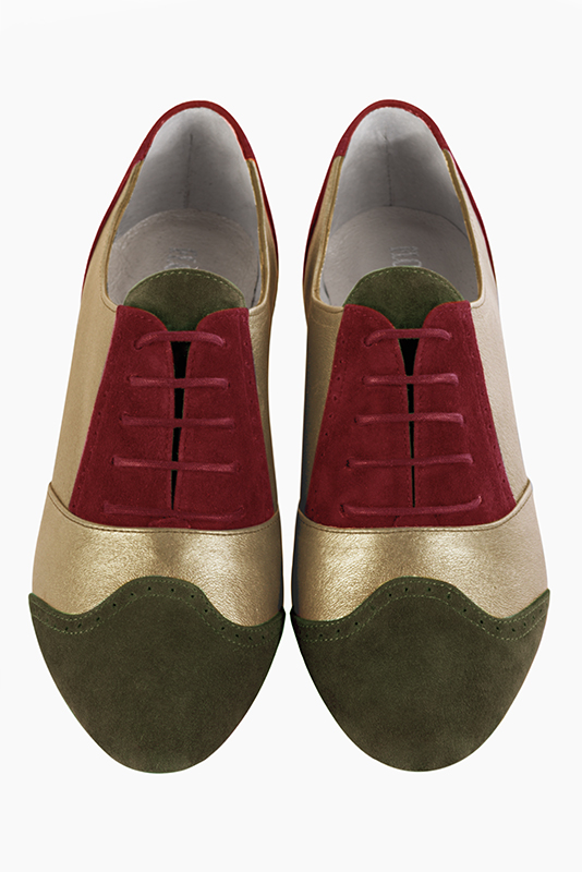Chaussure femme à lacets : Derby original couleur vert kaki, or doré et rouge bordeaux. Bout rond. Semelle cuir talon plat. Vue du dessus - Florence KOOIJMAN