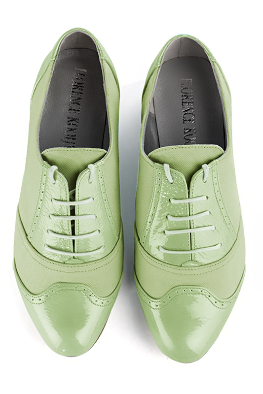 Chaussure femme à lacets : Derby original couleur vert tilleul. Bout rond. Semelle cuir talon plat. Vue du dessus - Florence KOOIJMAN