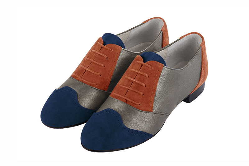 Chaussure femme à lacets : Derby original couleur bleu marine, marron taupe et orange corail. Vue avant - Florence KOOIJMAN