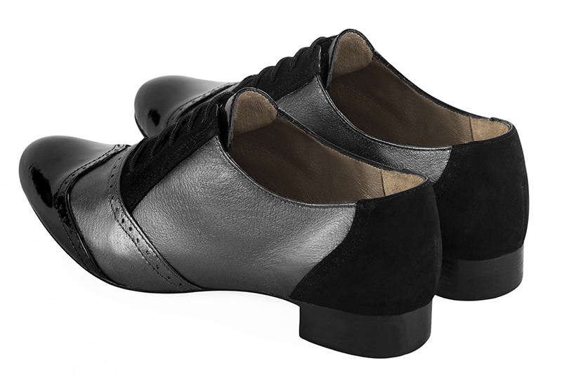 Chaussure femme à lacets : Derby original couleur noir brillant et argent titane. Bout rond. Semelle cuir talon plat. Vue arrière - Florence KOOIJMAN