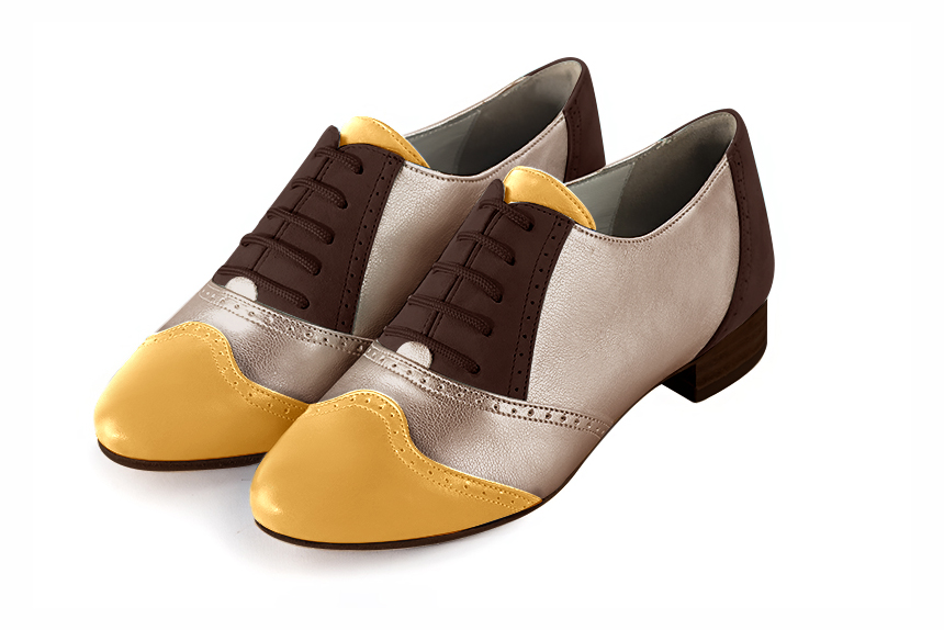 Chaussure femme à lacets : Derby original couleur jaune ocre, beige sahara et marron ébène. Bout rond. Semelle cuir talon plat Vue avant - Florence KOOIJMAN