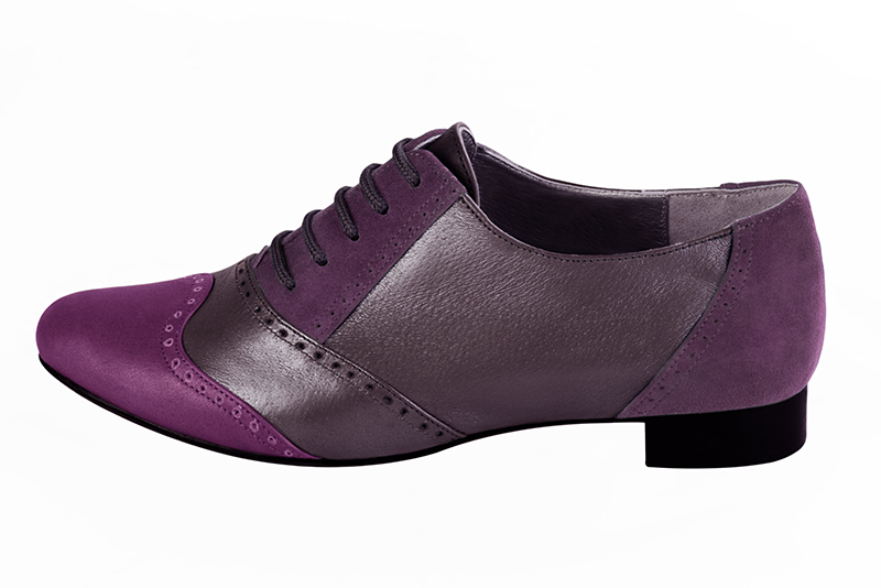 Chaussure femme à lacets : Derby original couleur violet mauve. Bout rond. Semelle cuir talon plat. Vue de profil - Florence KOOIJMAN